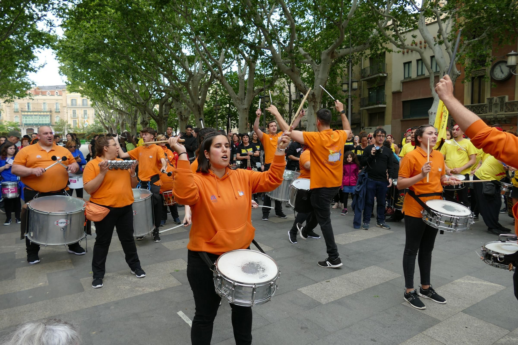 Figueres ressona amb una gran batucada de Santa Creu