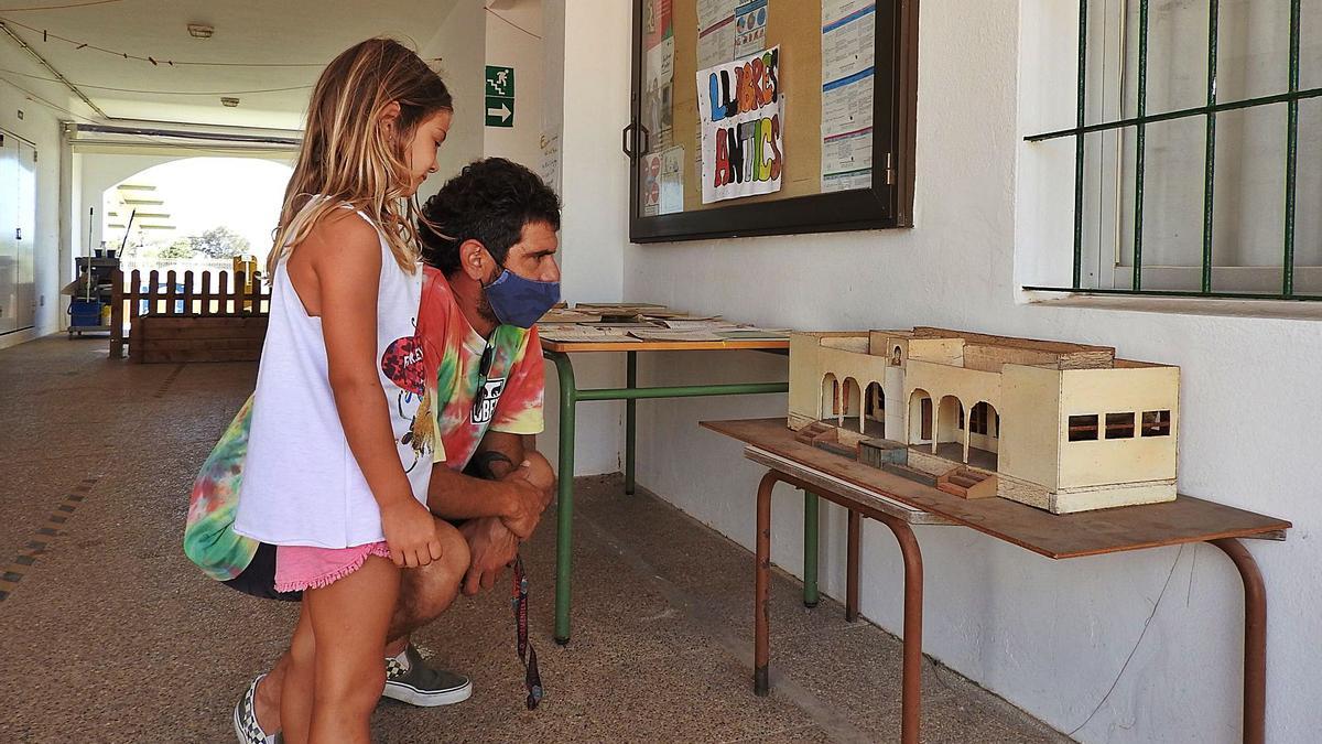 Un padre y su hija observan la maqueta de Evaristo Marí.