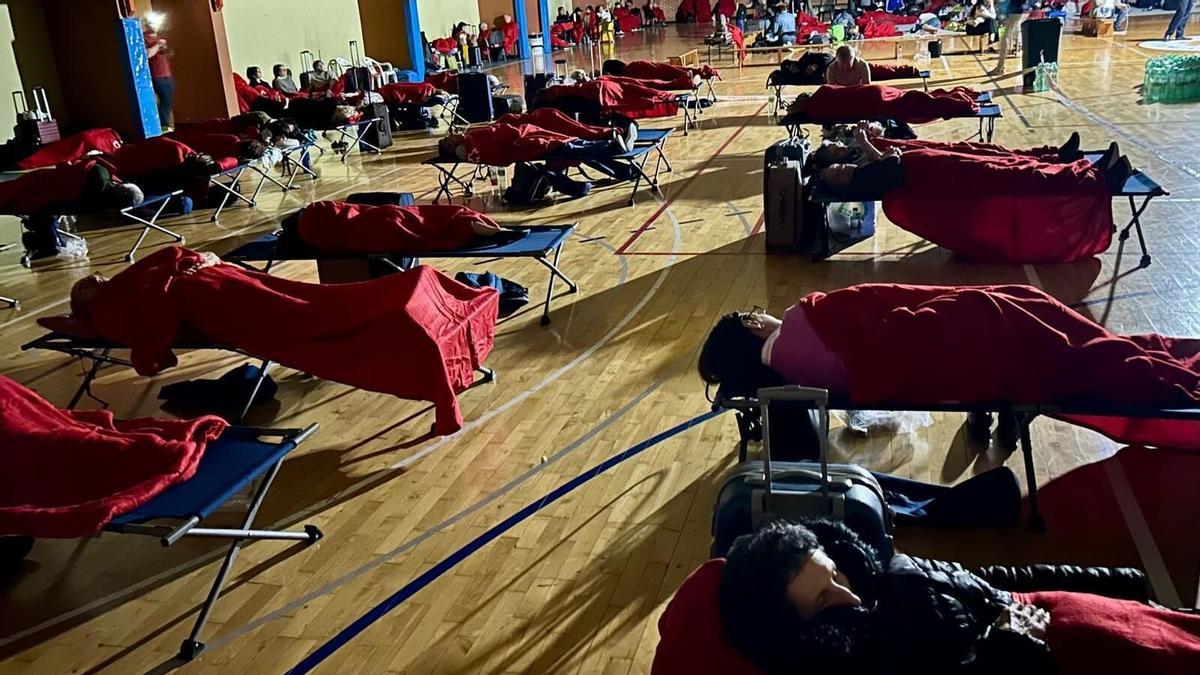 Unas 400 personas durmieron en un polideportivo de Cuenca.