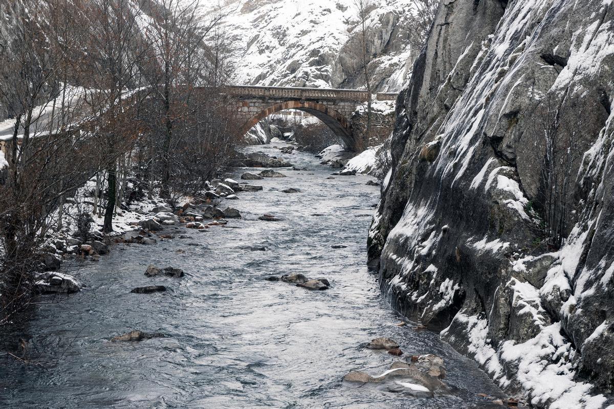 Paso junto al río por Vegacervera en invierno, en la Reserva de Los Argüellos