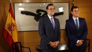 Mariano Rajoy y Albert Rivera posan antes de la reunión en el Congreso, el 3 de agosto.