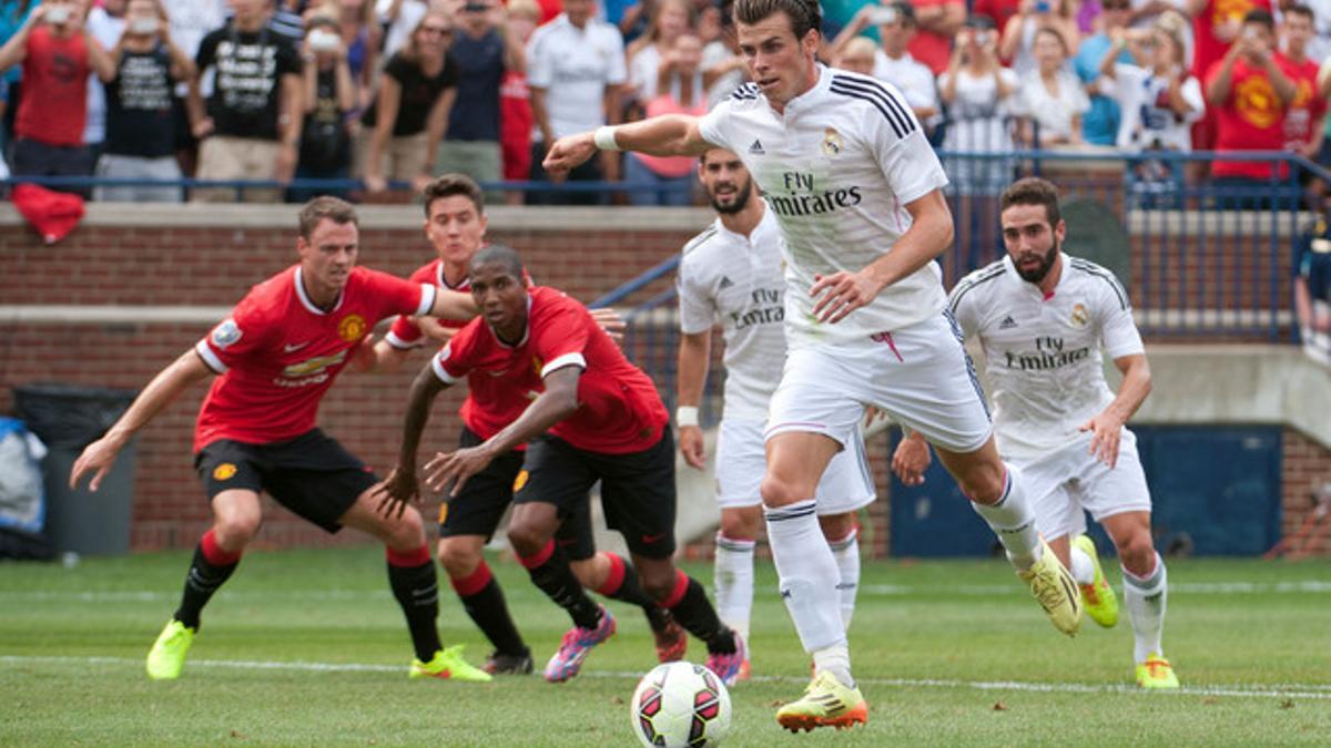 Bale se dispone a disparar durante el partido contra el United