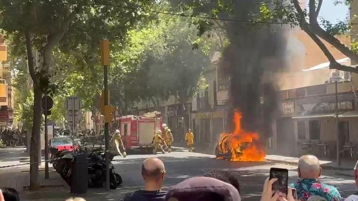 Arde por completo un coche junto al Mercado de Pere Garau