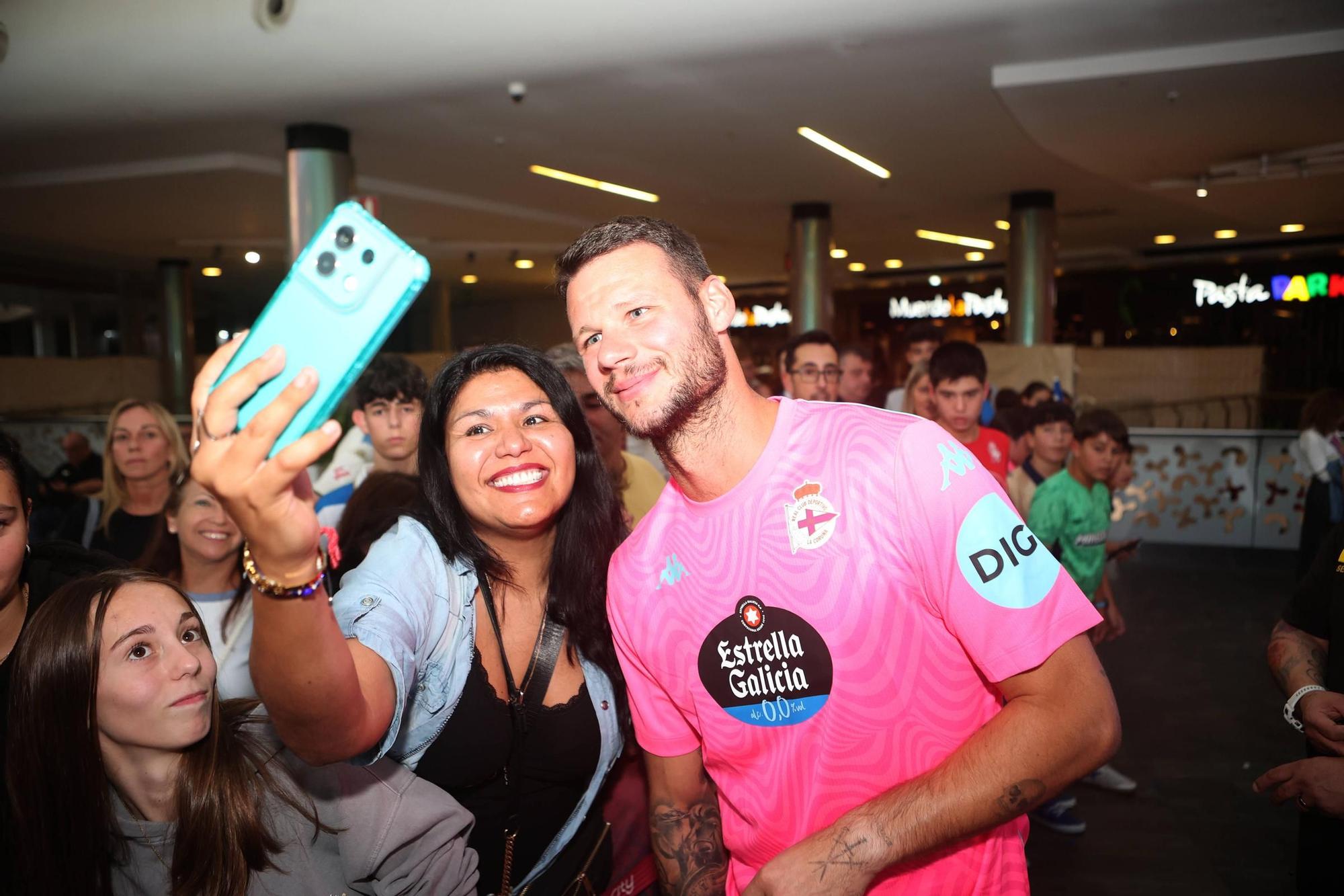 El Deportivo presenta en Marineda City sus equipaciones para la temporada 2025-2026