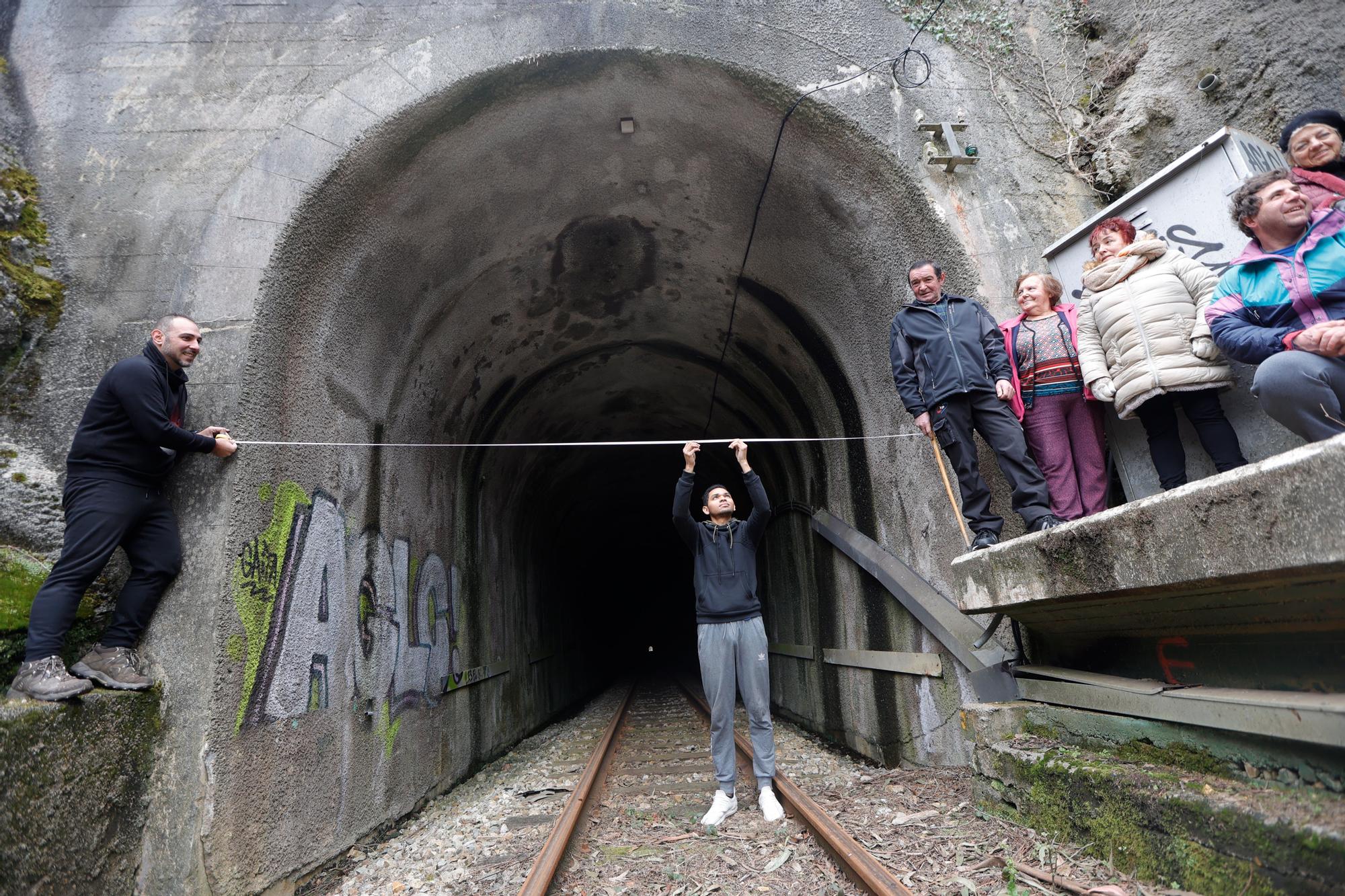 EN IMÁGENES: Un grupo de vecinos de Cudillero protagoniza una "medición irónica" para "informar" a Renfe y Adif de las dimensiones "reales" de un túnel de Feve.