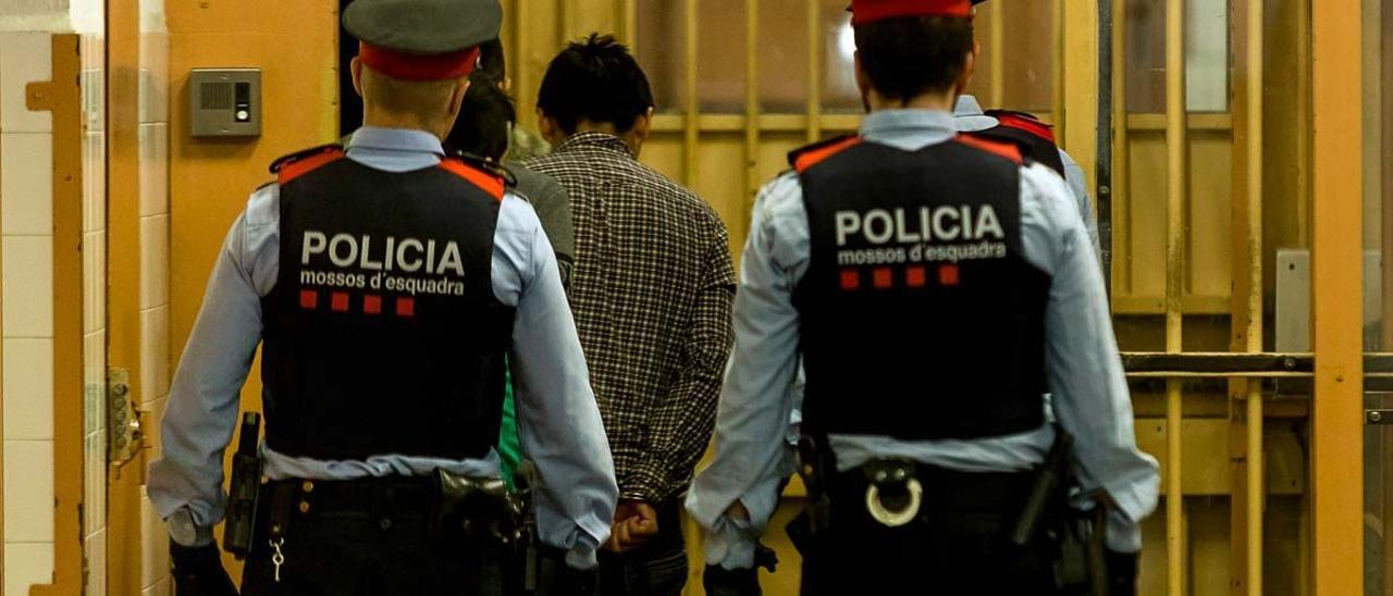 Uns mossos condueixen a un pres a l&#039;interior de la presó, en una foto d&#039;arxiu.