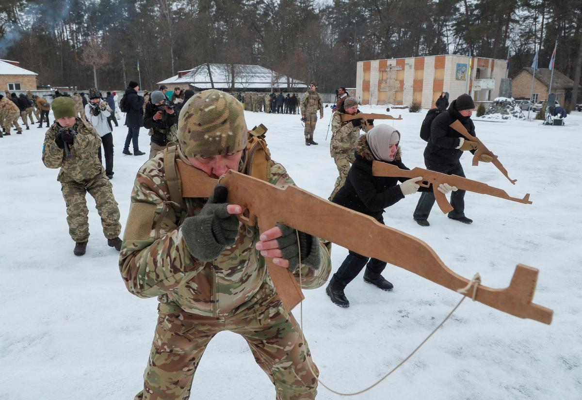 Reservistas ucranianos participan en un ejercicio militar cerca de Kiev.