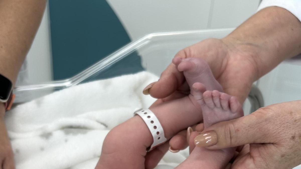 Un bebé recibe cuidados en una incubadora