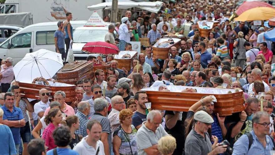 Paso de la procesión por la parroquia de Ribarteme, con los ataúdes ocupados por los &#039;ofrecidos&#039;.