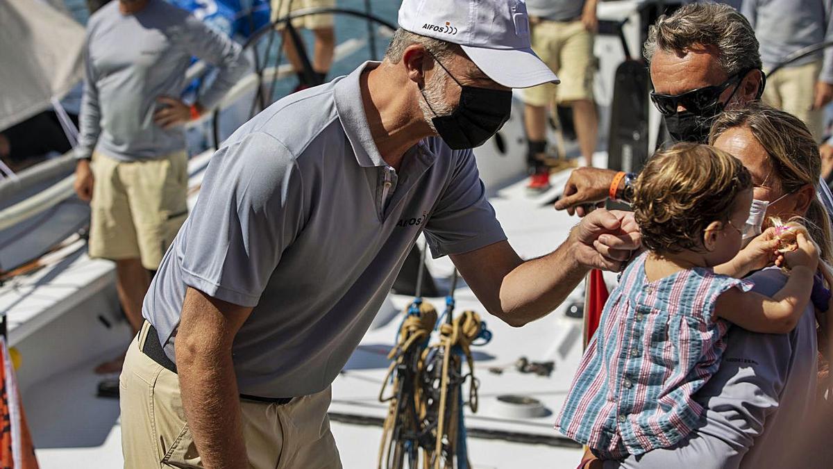 El rey Felipe VI, saludando a la hija de una compañera del ‘Aifos’. | G. BOSCH