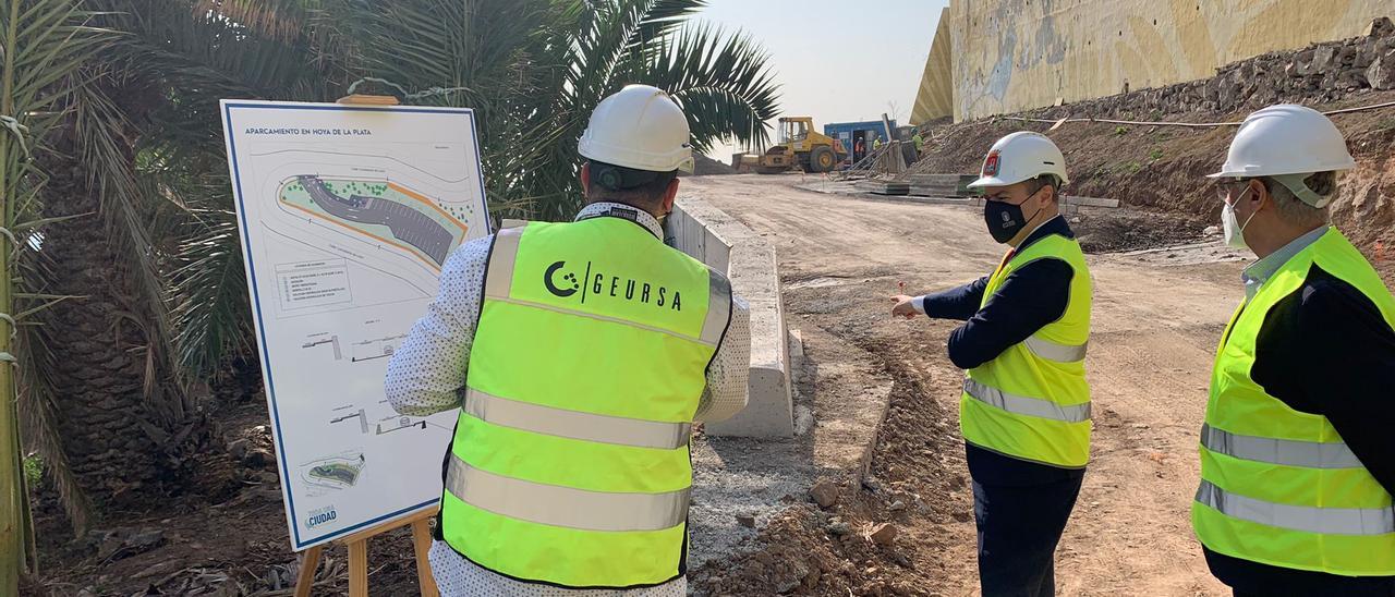 Hidalgo y Navarro supervisan este jueves los trabajos en el nuevo aparcamiento de Hoya de la Plata