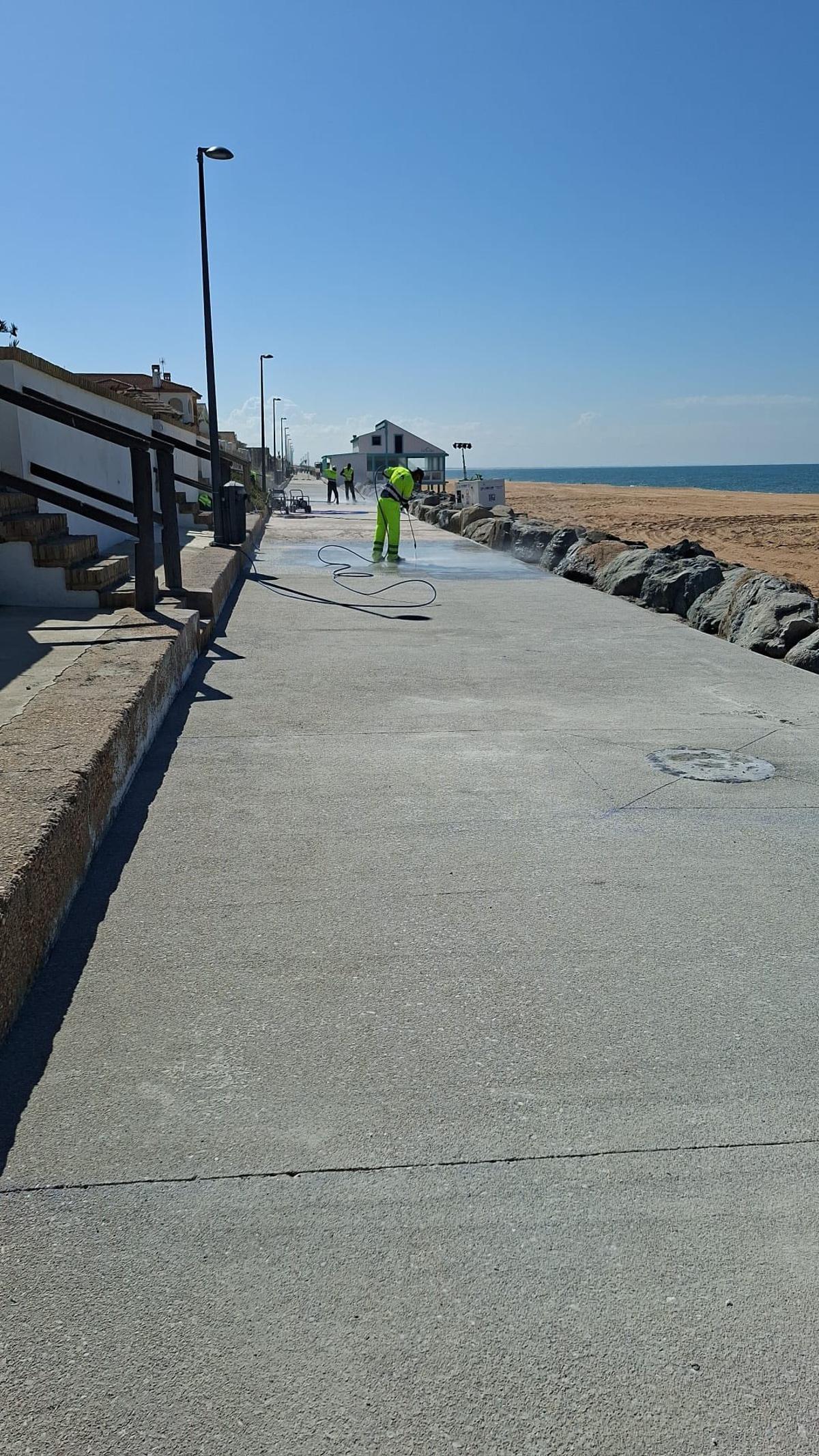 Obras de reparación del paseo marítimo de Matalascañas.