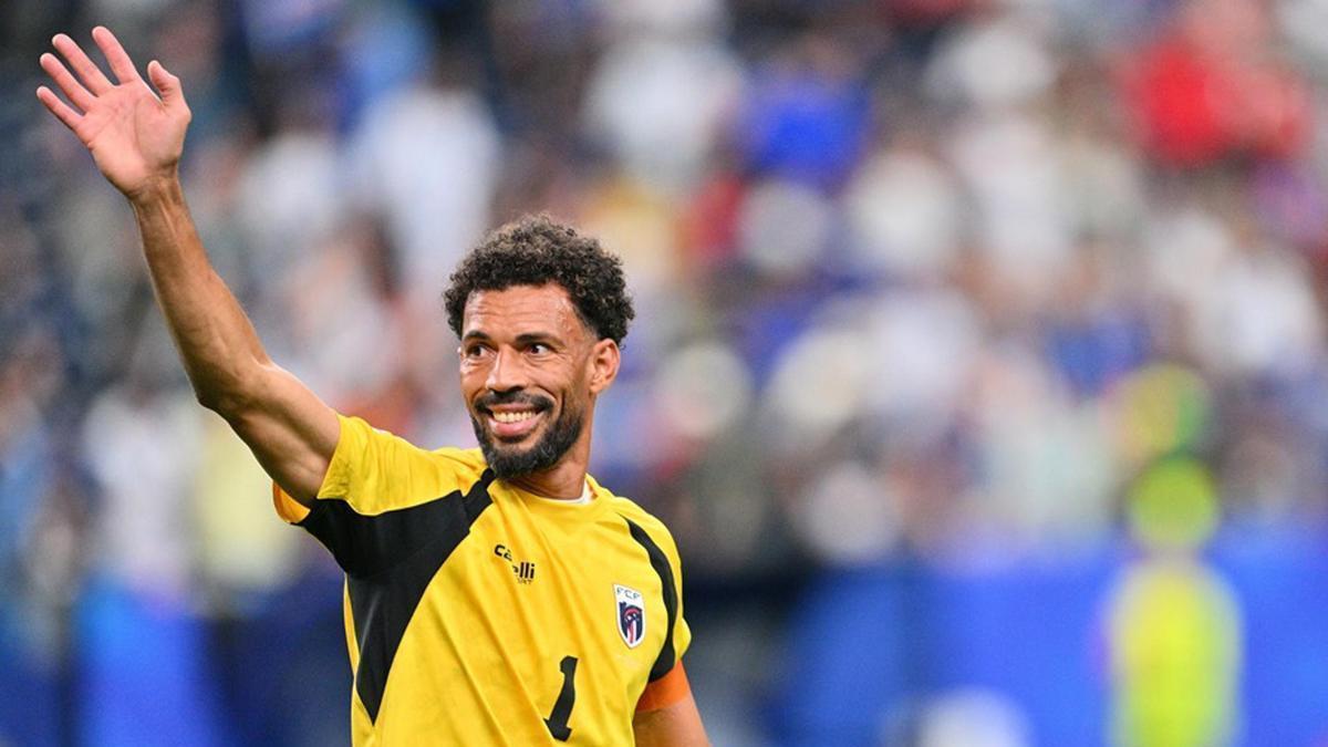 Vozinha saluda al público durante un partido del Mundial