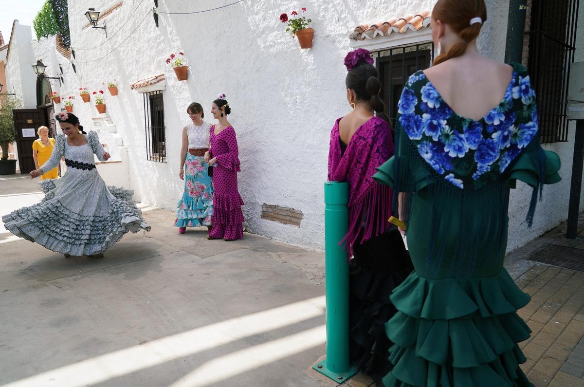 Mujeres vestidas frente a una caseta del Real