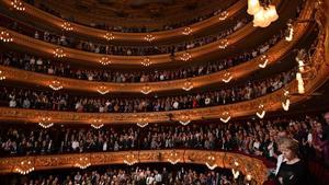 Los asistentes al homenaje en el Liceu, puestos en pie, en un momento de la gala, este viernes. 