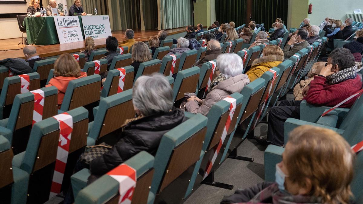 Público asistente al foro del periódico.