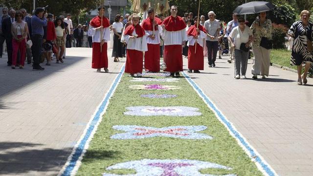 Paso de la procesión en las inmediaciones de la parroquia de San José de Campolongo de Pontevedra.