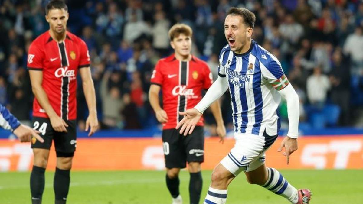 Oyarzabal celebra el gol ante Valjent y Pablo Torre.
