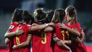 Las jugadoras de la selección femenina de fútbol celebran un gol. 