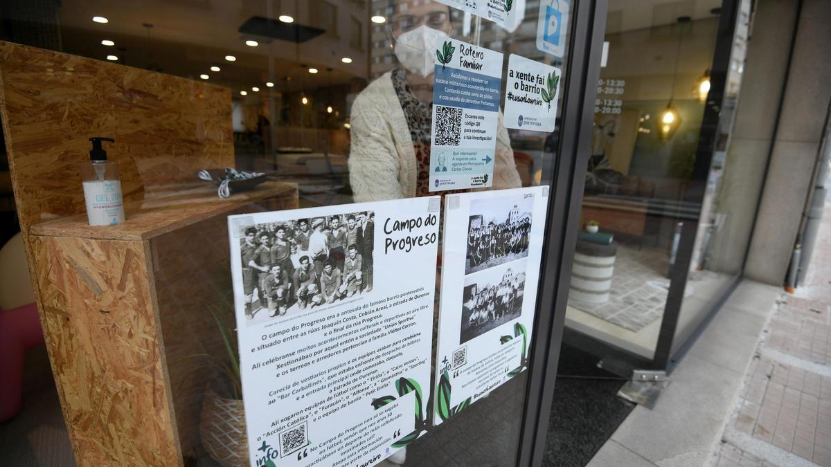 Uno de los carteles de la exposición en la calle Loureiro Crespo