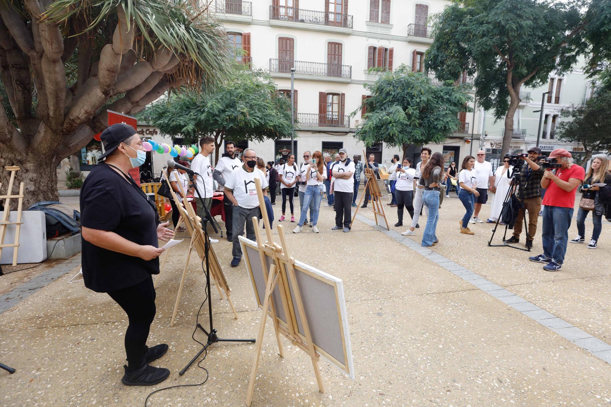 Concentración en Vara de Rey para reclamar más recursos para las personas sin hogar en Ibiza