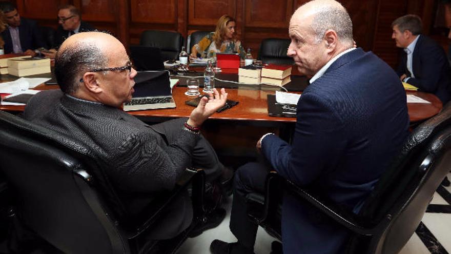 José Miguel Barragán, a la izquierda, charla con Pedro Ortega, ayer, en el Consejo de Gobierno, con Rosa Dávila al fondo.