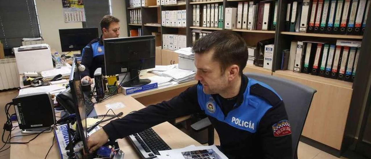 Adrián Díaz y Marcos Viña, en la unidad administrativa de la Policía Local.