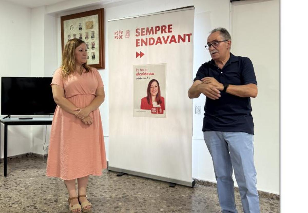 Pedro Grande, con la actual secretaria general, en el acto celebrado en la sede del PSOE alzireño.