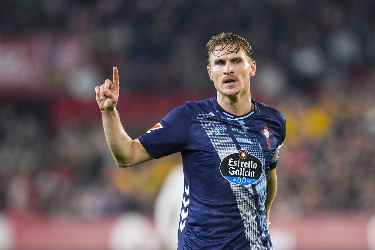 Partido entre el Sevilla y el Real Club Celta de Vigo disputado en el estadio Ramón Sánchez-Pizjuán. Carl Starfelt of RC Celta de Vigo gestures during the Spanish league, LaLiga EA Sports, football match played between Sevilla FC and RC Celta de Vigo at Ramon Sanchez-Pizjuan stadium on January 12, 2026, in Sevilla, Spain. AFP7 12/01/2026 ONLY FOR USE IN SPAIN. FUTBOL. LIGA. PRIMERA DIVISION