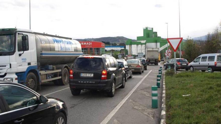 Un atasco en el acceso al centro comercial de Paredes (Siero).