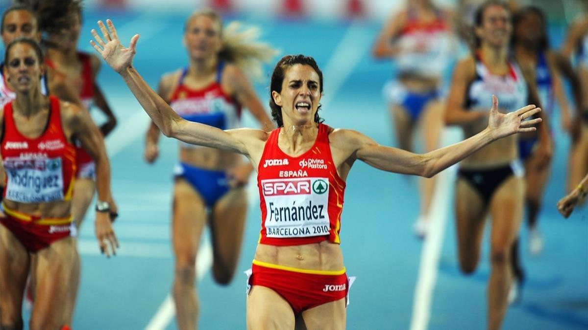 Nuria Fernández, ganando el Europeo de 1.500 metros en Barcelona, por delante de Natalia Rodríguez.