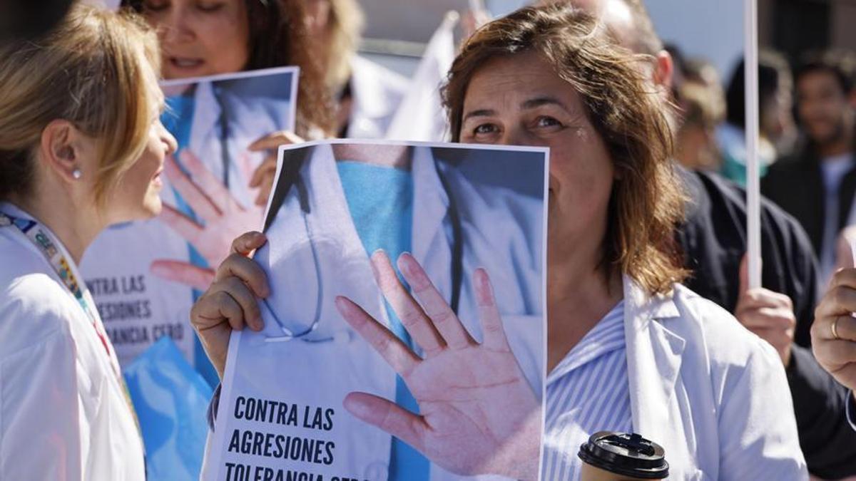 Concentración de médicos en Murcia contra las agresiones a sanitarios.
