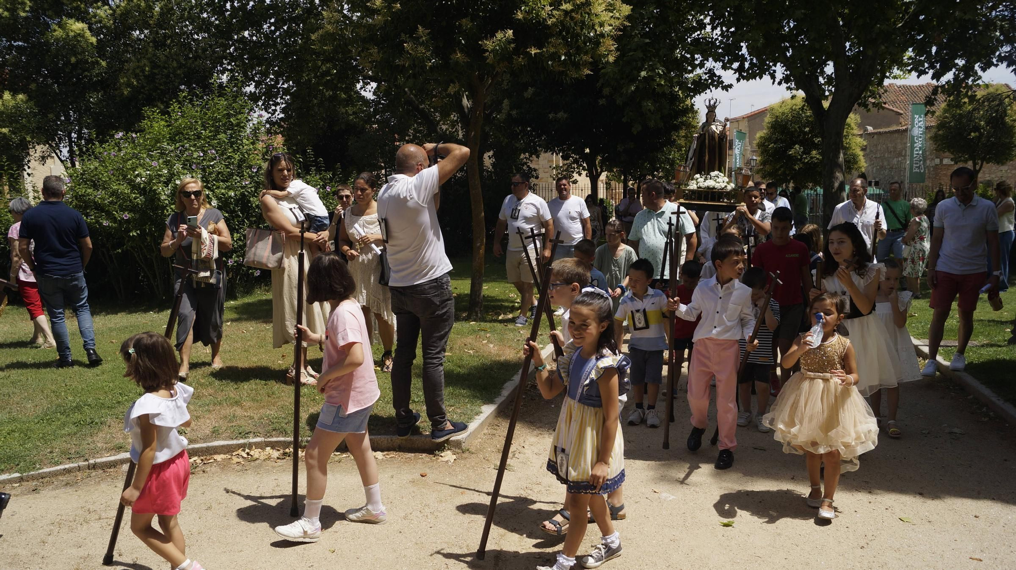 Procesión de los niños organizada por la Cofradía del Carmen de San Isidoro
