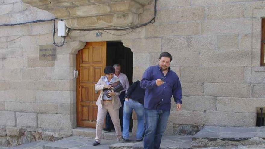 Miembros de la Junta Vecinal de Ribadelago en el Juzgado de Puebla.