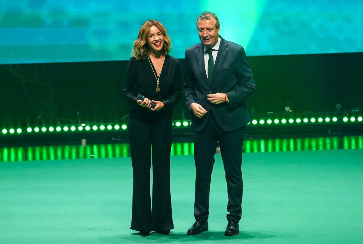 El presidente de la Diputación, Javier Férnández, junto la actriz Verónica Sánchez.