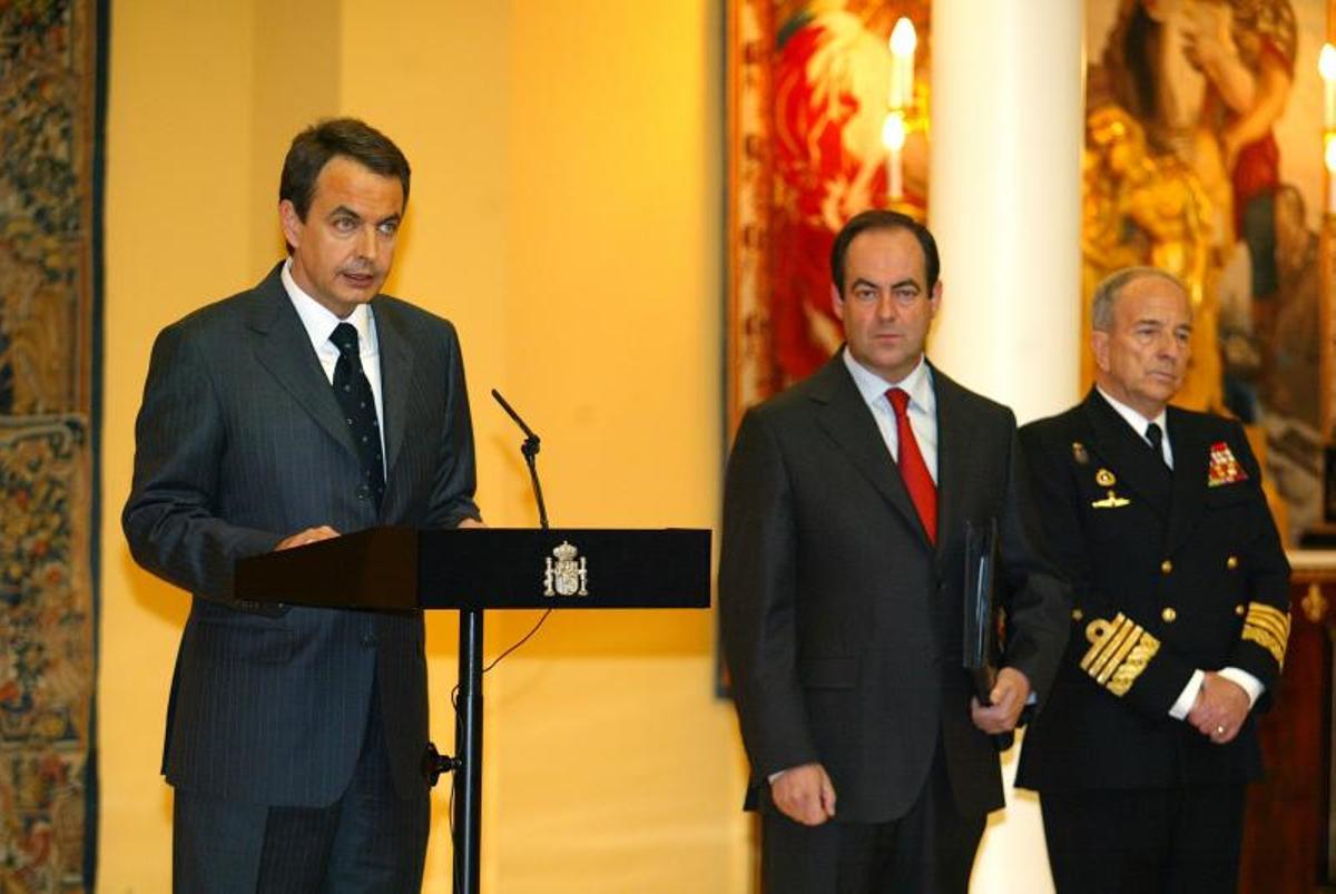 EL18 de abril de 2004, José Luis Rodríguez Zapatero anunció que iba a retirar las tropas de Irak ante el ministro de Defensa José Bono y el almirante Moreno Barberá