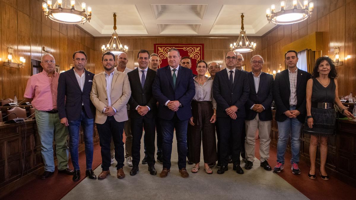 Los alcaldes portugueses junto a la Corporación de la Diputación de Zamora.
