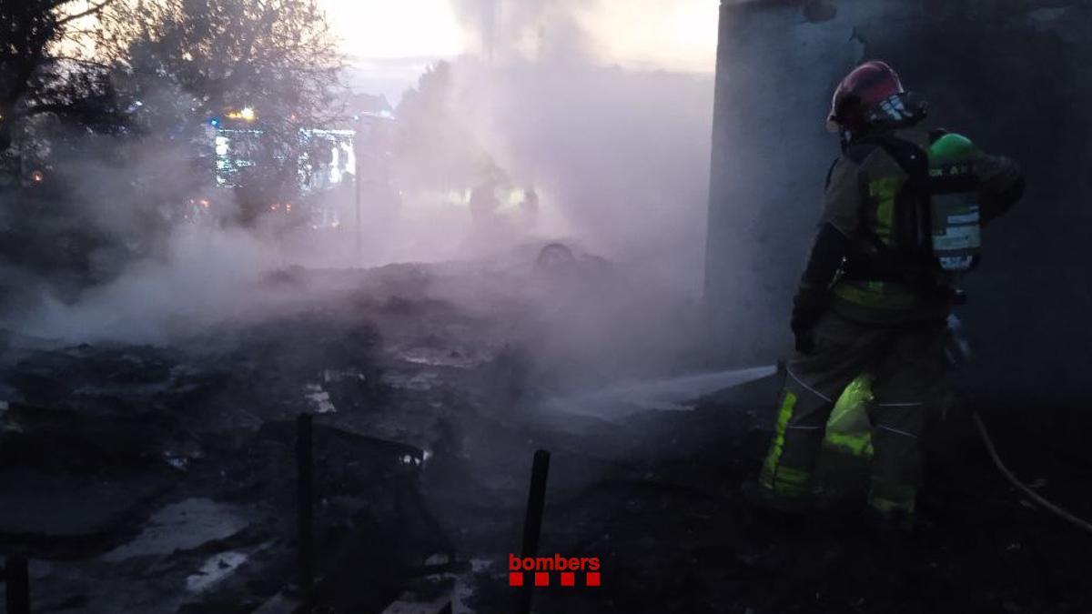 Els Bombers treballant en l'incendi de Pontós
