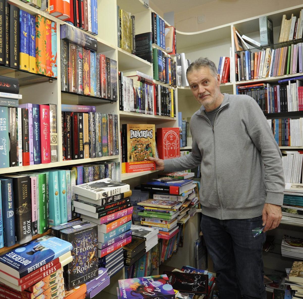 Xan Astorga en su librería, Marxe. | BERNABÉ/ JAVIER LALÍN