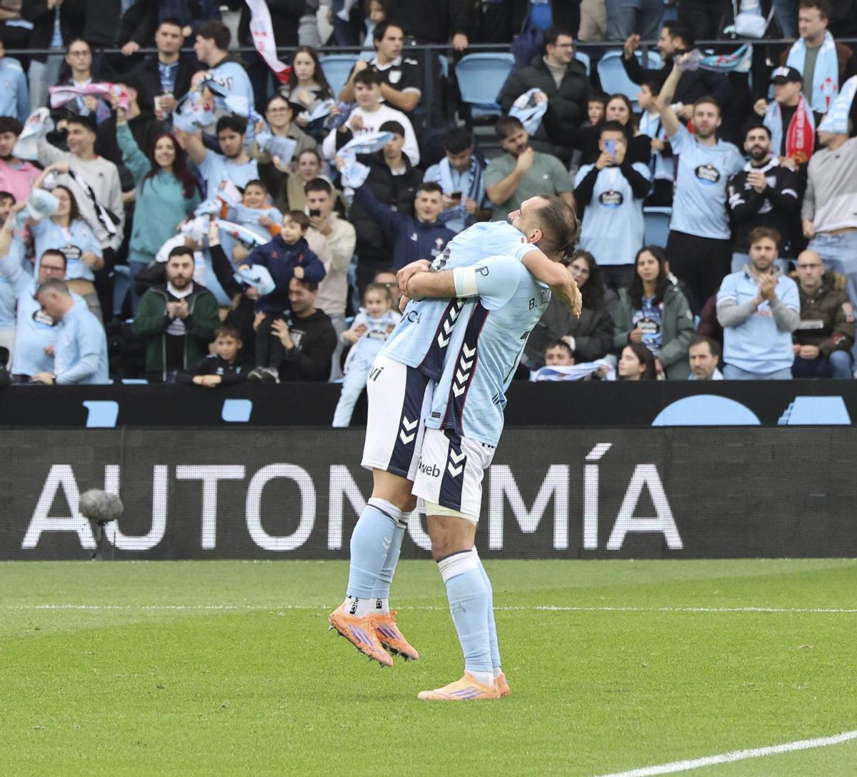 Borja Iglesias se abraza a un compañero tras marcar ante el Valencia en Balaídos.  | |  ALBA VILLAR
