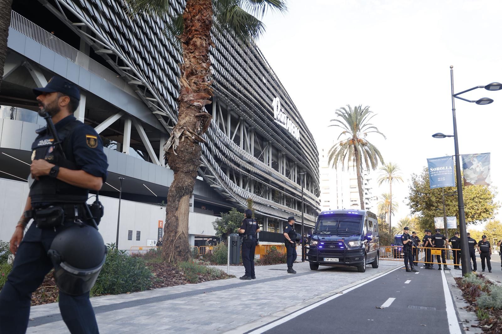 El Roig Arena se blinda para el partido entre el Valencia Basket y el Hapoel Tel Aviv
