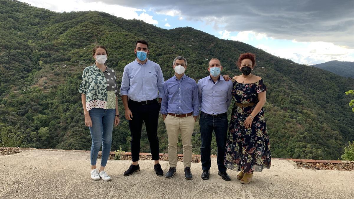 Los alcaldes de Genalguacil y Jubrique con concejales, tras la reunión mantenida sobre el incendio en Sierra Bermeja y el Valle del Genal.