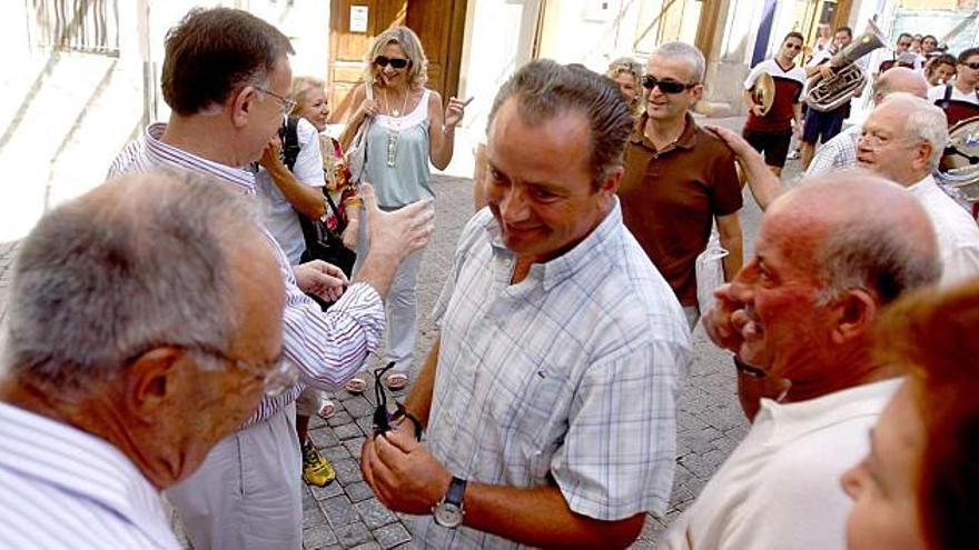 Los miembros del Tribunal de las Aguas de Valencia y de las comunidades de regantes, recibidos por el alcalde al llegar ayer a Finestrat.