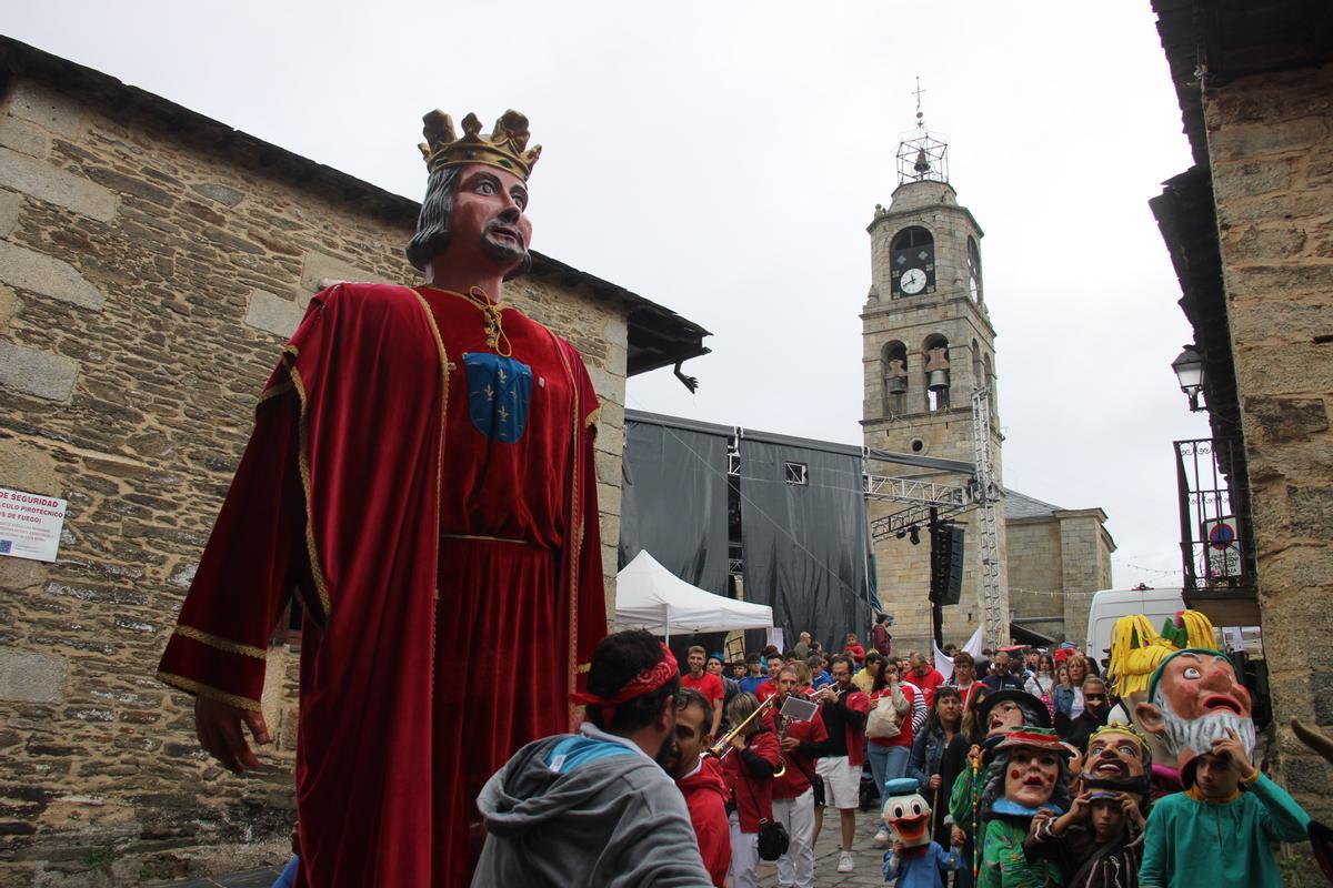 GALERÍA | Desfile de gigantes en Puebla de Sanabria GALERÍA | Desfile de gigantes en Puebla de Sanabria