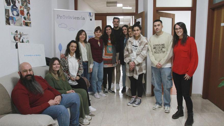 Profesionales de Provivienda, en la sede ourensana de la ONG.