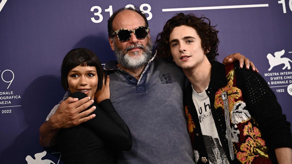 Taylor Russell, el director italiano Luca Guadagnino y el actor Timothee Chalamet, posan en la presentación de la película &quot;Bones And All&quot; en el 79 Festival Internacional de Cine de Venecia