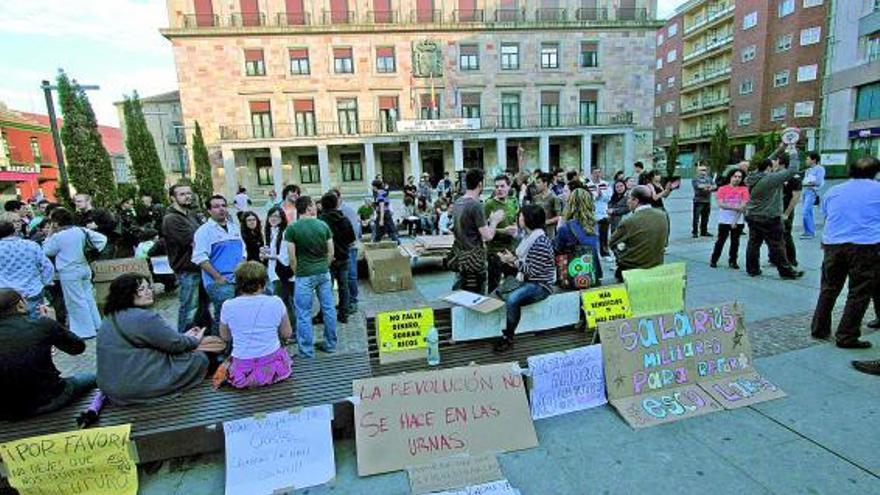 El movimiento 15-M aglutina a más de 200 zamoranos que exigen una democracia real