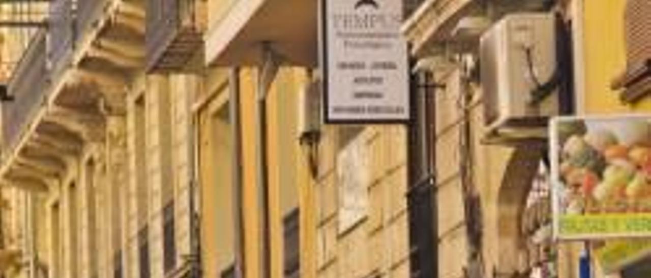 Comercios en una de las calles del centro histórico de Alcoy.