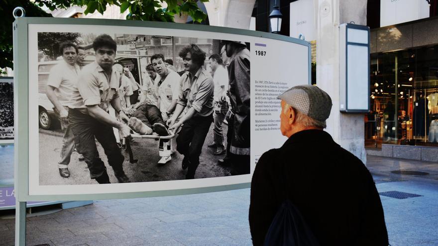 EN IMÁGENES | Zaragoza acoge la exposición &#039;La voz de las manos blancas&#039;, en homenaje a las víctimas de ETA