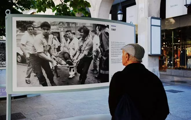 EN IMÁGENES | Zaragoza acoge la exposición 'La voz de las manos blancas', en homenaje a las víctimas de ETA